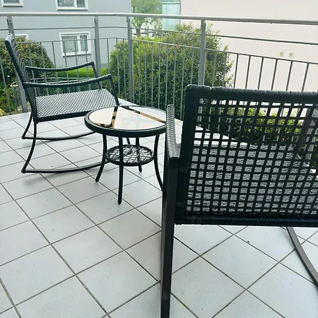 Daire Lakefront View Entire With 2 Bedrooms, 2 Full Bathrooms & Balcony Waterview
